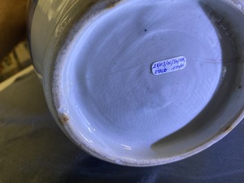 Een Japanse blauw-witte Arita vaas met een landschap, Edo, 17e eeuw